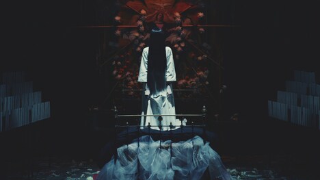 女王蜂「聖戦」ミュージックビデオのワンシーン。