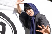 「ikki!!!!!i!!」ポーズを決める農民のユースケ。