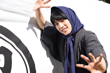 「ikki!!!!!i!!」ポーズを決める農民のユースケ。