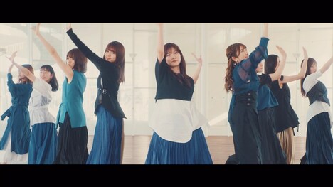 乃木坂46「滑走路」MVのワンシーン。