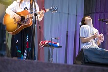 左からコレサワ、尾崎世界観（クリープハイプ）。（撮影：冨田味我）