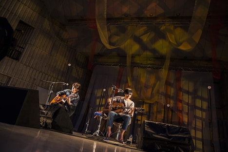 左から椎木知仁（My Hair is Bad）、尾崎世界観（クリープハイプ）。（撮影：冨田味我）