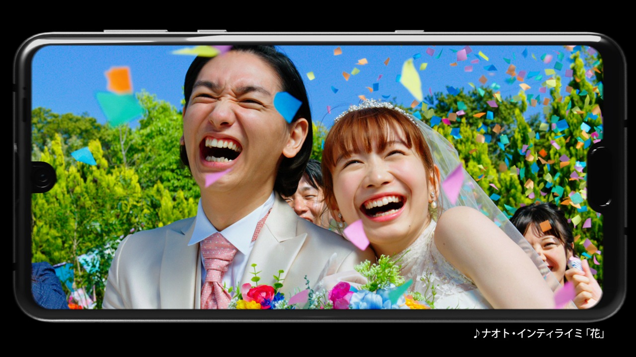 SHARP「AQUOS R3」CMのワンシーン。