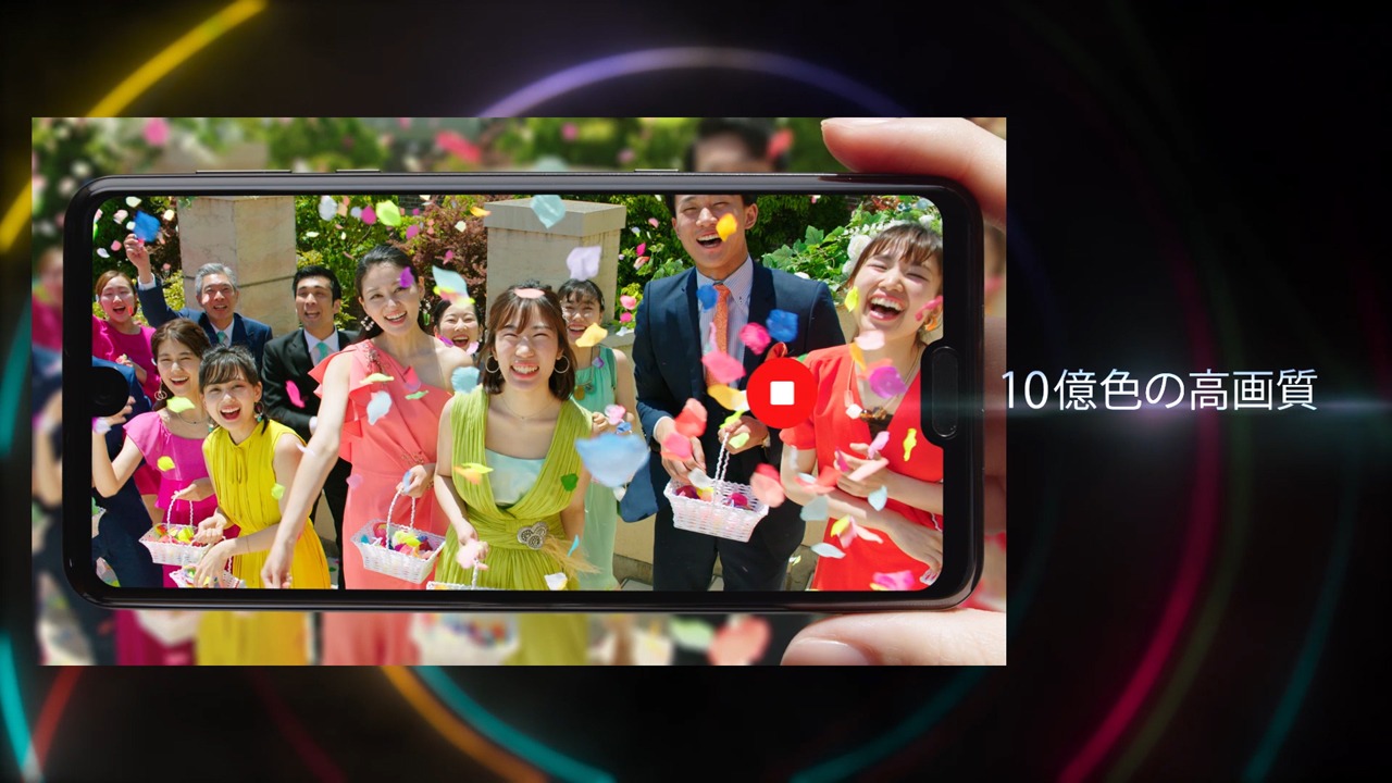 SHARP「AQUOS R3」CMのワンシーン。