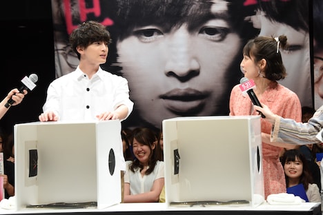 箱の中身を考える玉森裕太と吉岡里帆。