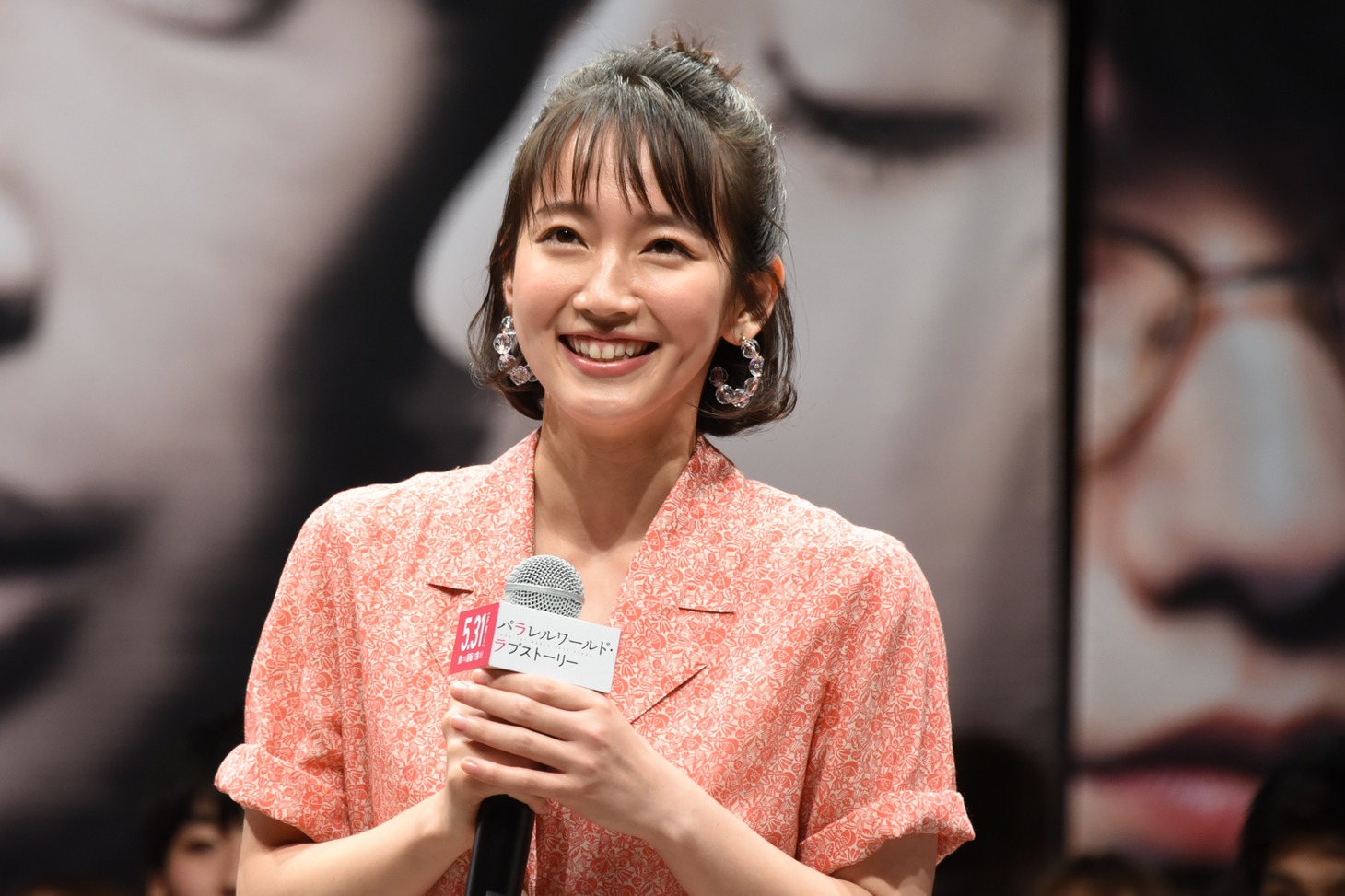 クイズ対決を制して喜ぶ吉岡里帆。
