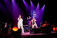 コラボパフォーマンスを行うあいみょんと平井堅。（撮影：上飯坂一）