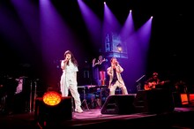 コラボパフォーマンスを行うあいみょんと平井堅。（撮影：上飯坂一）