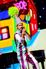 光沢衣装をまとって「POP STAR」を歌う平井堅。（撮影：上飯坂一）