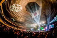 平井堅「Ken's Bar 20th Anniversary Special !! vol.4」東京・日本武道館2日目公演の様子。