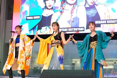 左から小林ひかる、夏焼雅、二瓶有加。