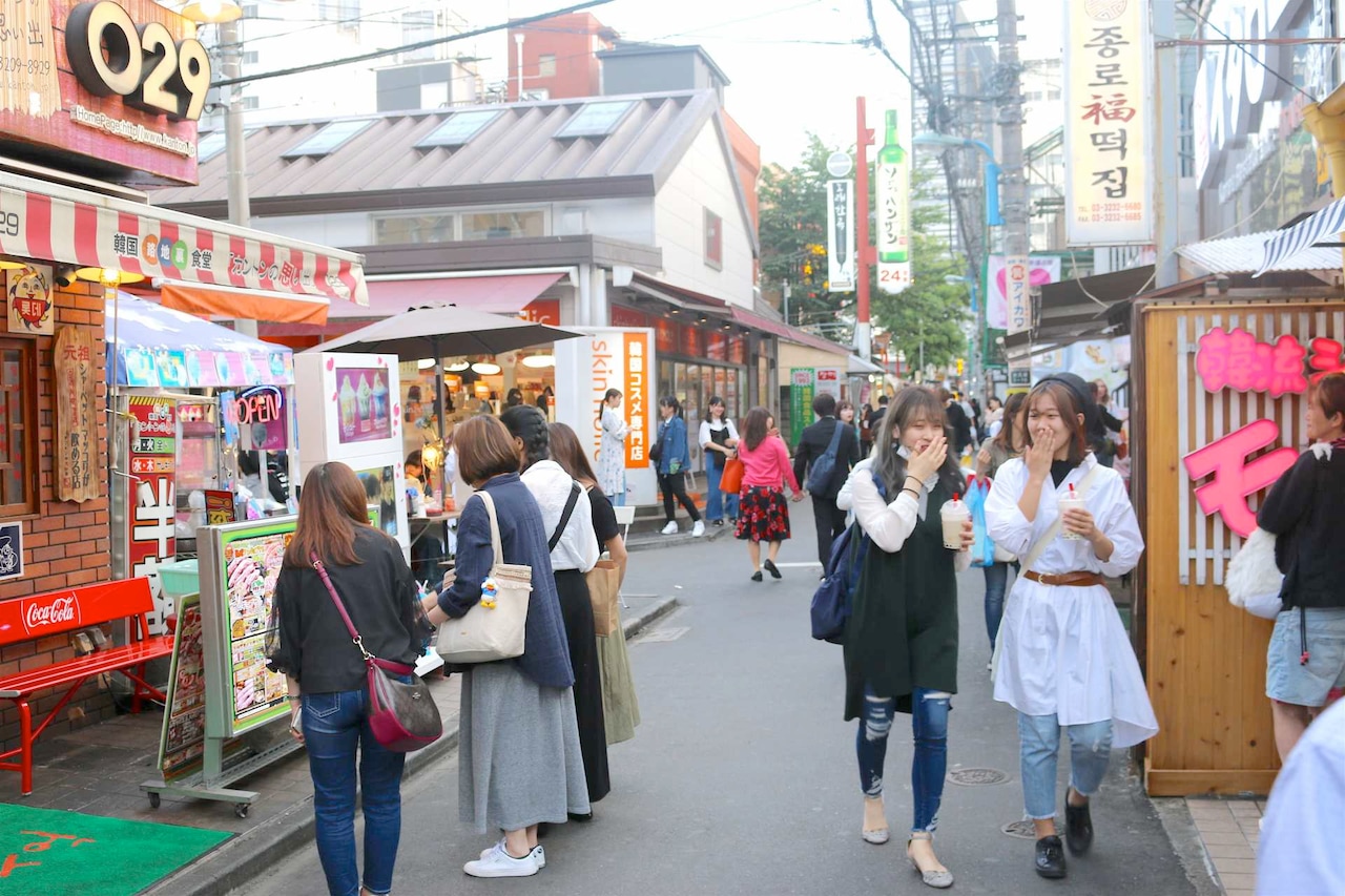 若者であふれいつしか竹下通りのようになった、とある平日のコリアンタウン新大久保の様子。修学旅行で上京中と思しき学生の姿もちらほら見える。音楽は街をも変えてしまった。