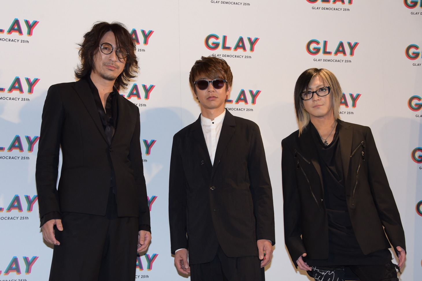 左からTAKURO（G）、JIRO（B）、HISASHI（G）。