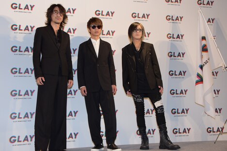 左からTAKURO（G）、JIRO（B）、HISASHI（G）。