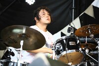 Buffalo Daughterのサポートを務めた松下敦（Dr）。