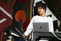 Buffalo Daughterのサポートを務めた奥村健（Perc, Computer, etc）。