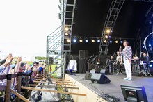 前川清のライブの様子。