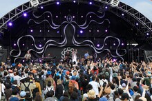 前川清のライブの様子。