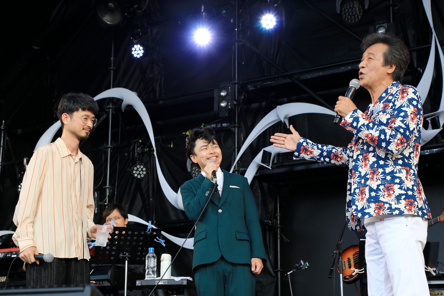 左から、長岡亮介（ペトロールズ）、浜野謙太（在日ファンク）、前川清。