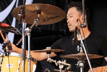 ペトロールズの河村俊秀（Dr, Cho）。