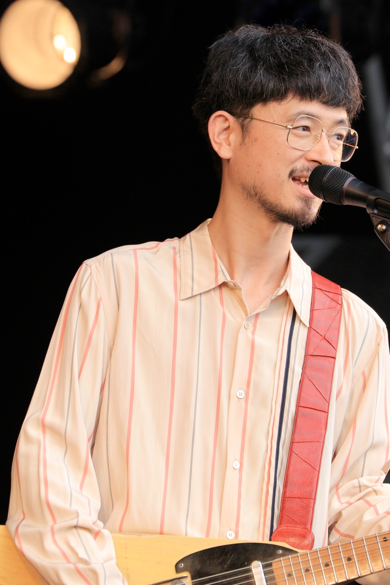 ペトロールズの長岡亮介（G, Vo）。