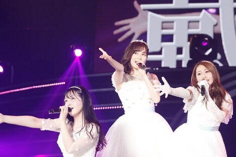 「ぼっち党」を披露する久保史緒里、生田絵梨花、桜井玲香。（写真提供：ソニー・ミュージックレーベルズ）