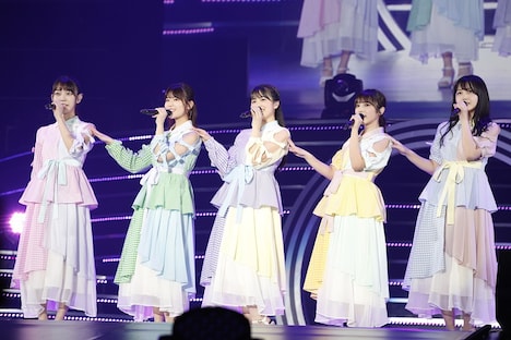 「平行線」を披露する阪口珠美、岩本蓮加、大園桃子、与田祐希、久保史緒里。（写真提供：ソニー・ミュージックレーベルズ）