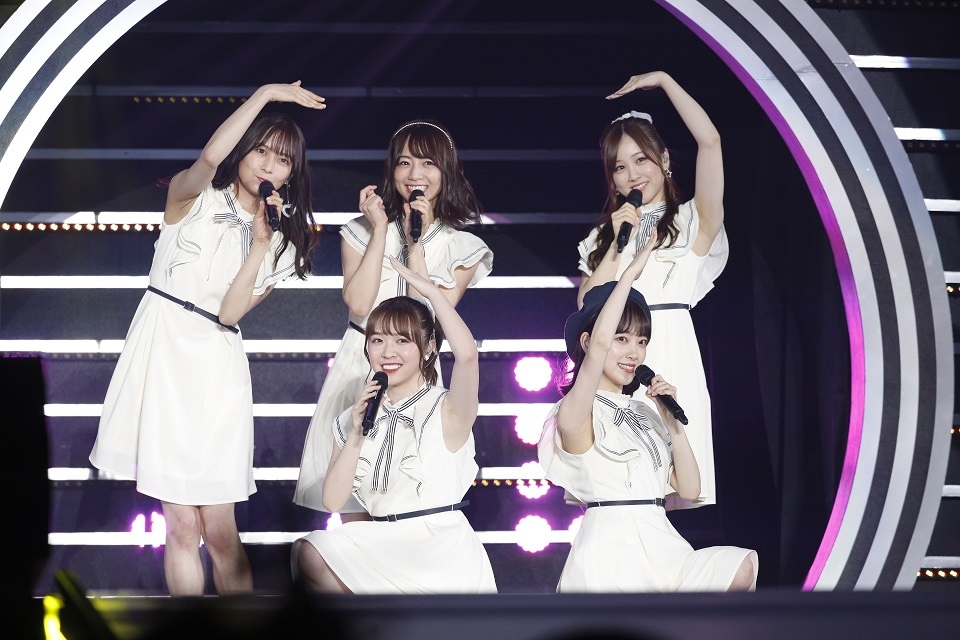 Am I Loving？」を披露する鈴木絢音、北野日奈子、星野みなみ、渡辺