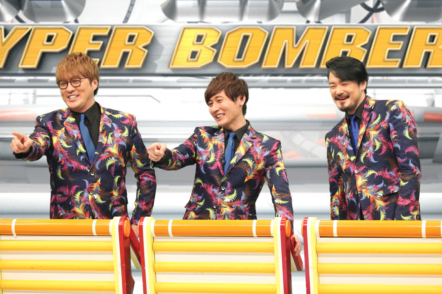 左から純烈の酒井一圭、後上翔太、小田井涼平。(c)フジテレビ
