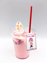 「すとぷりかふぇ」の「さとみくん（いちごみるく）」。