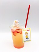 「すとぷりかふぇ」の「るぅとくん（ぴーちじゅーす）」。