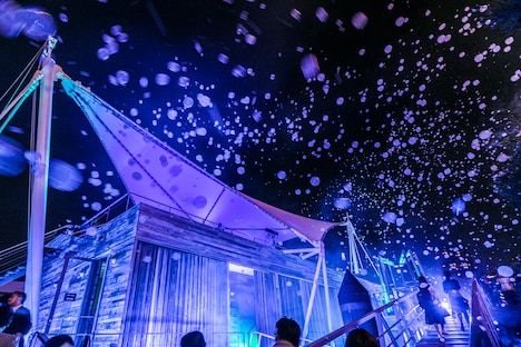 昨日5月27日に東京都内で行われた「海の上映会」の様子。（写真提供：ソニー・ミュージックレーベルズ）