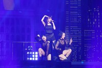 「鈴木愛理 LIVE 2019 “Escape”」初日公演の鈴木愛理（中央）。