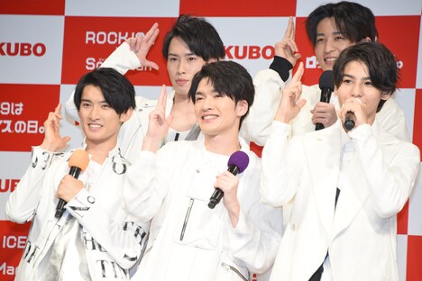 Snow Man。左から向井康二、宮舘涼太、深澤辰哉、目黒蓮、ラウール。
