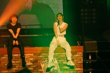 「鈴木愛理 LIVE 2019 “Escape”」初日公演の鈴木愛理（右）。