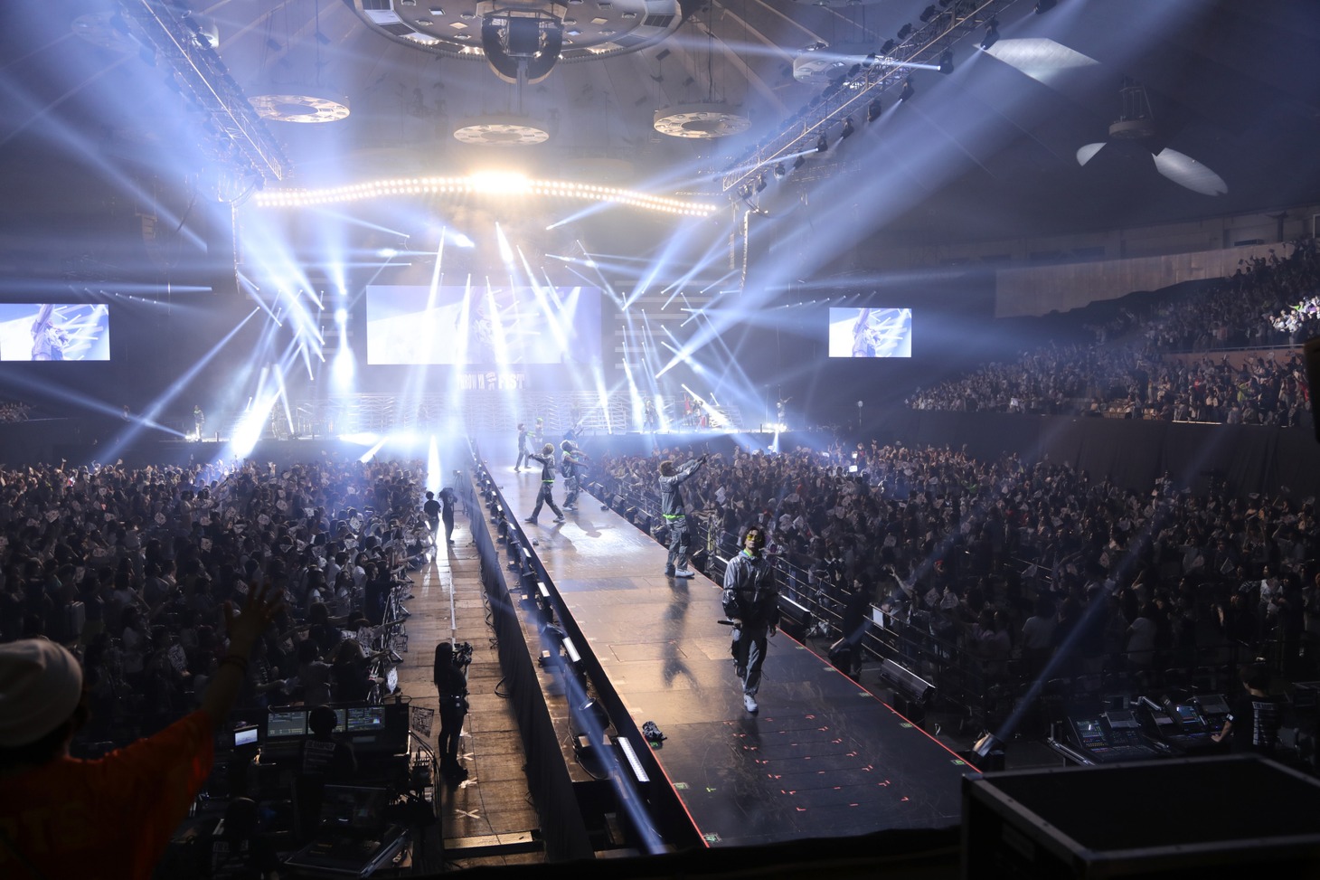 「THE RAMPAGE LIVE TOUR 2019 "THROW YA FIST"」北海道・真駒内セキスイハイムアリーナ公演の様子。（写真提供：エイベックス・エンタテインメント）