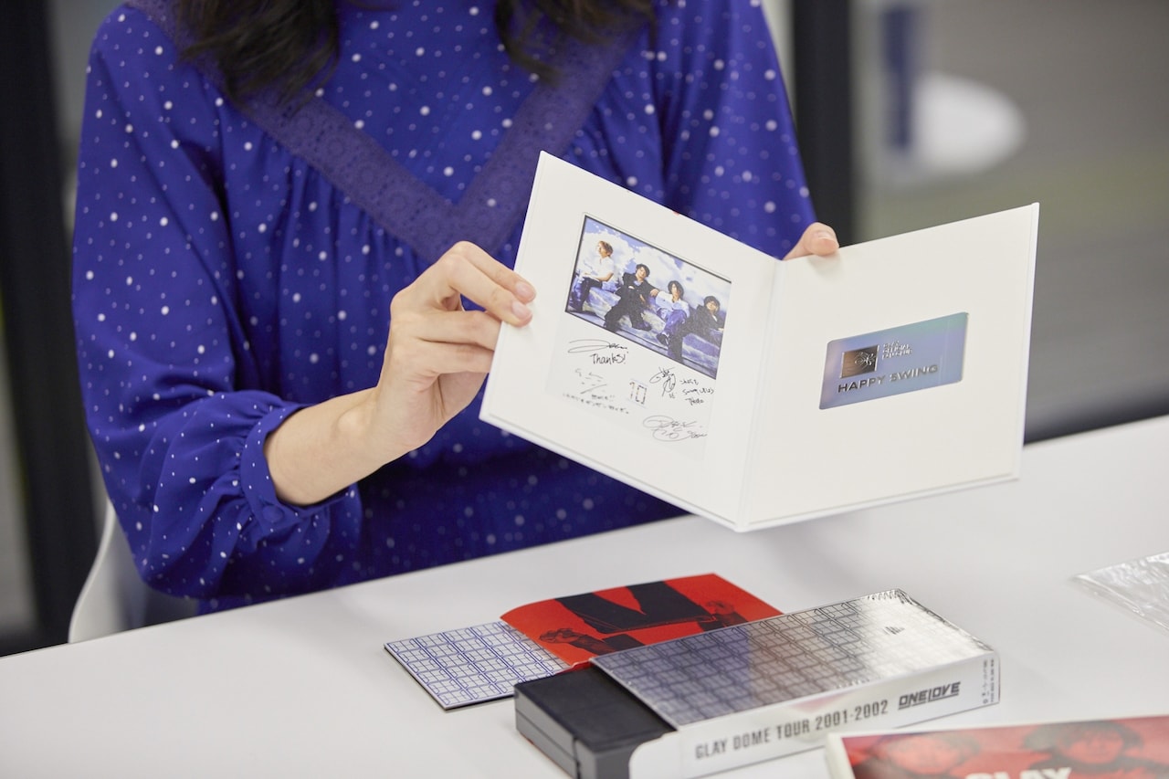 サイン入りのメッセージカードと、ファンクラブの会員カード。