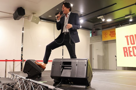 熱唱する伊礼彼方。