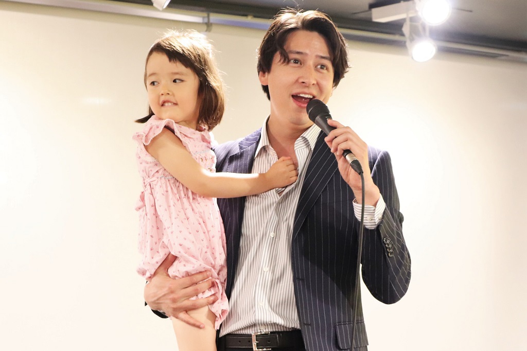 子供を抱きかかえる伊礼彼方。