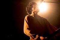 村上学（Vo, G）（撮影：酒井ダイスケ）