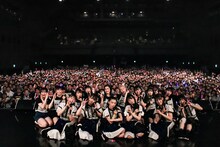 「いぎなり東北産（様）×桜エビ～ず～仲良くなんてできないよ！～」で撮影された記念写真。（写真提供：スターダストプロモーション）