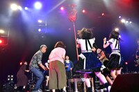 玉入れをする桜エビ～ず。