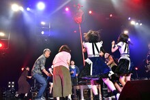 玉入れをする桜エビ～ず。