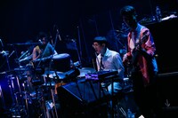 左から角銅真実（Perc, Cho）、光永渉（Dr）、厚海義朗（B）。（撮影：三浦知也）