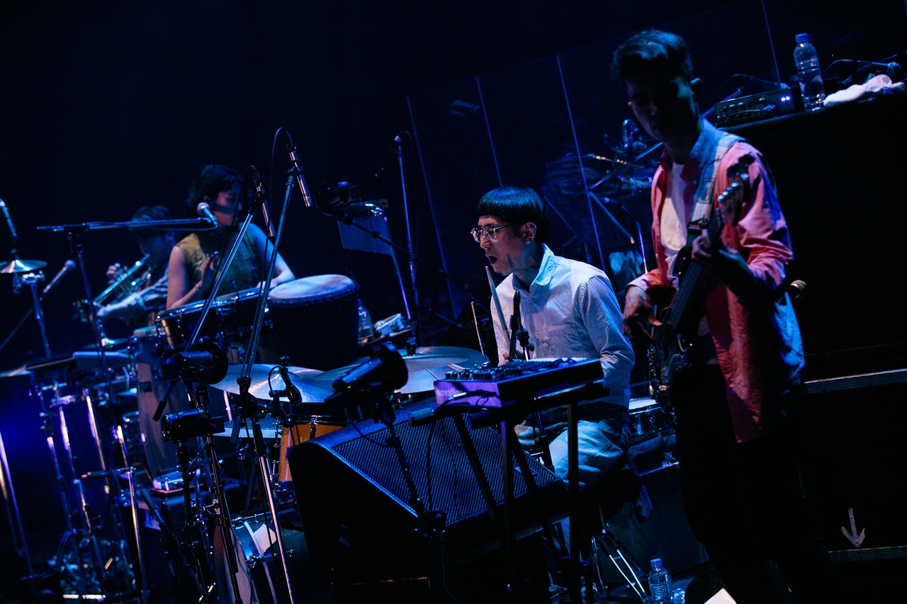 左から角銅真実（Perc, Cho）、光永渉（Dr）、厚海義朗（B）。（撮影：三浦知也）