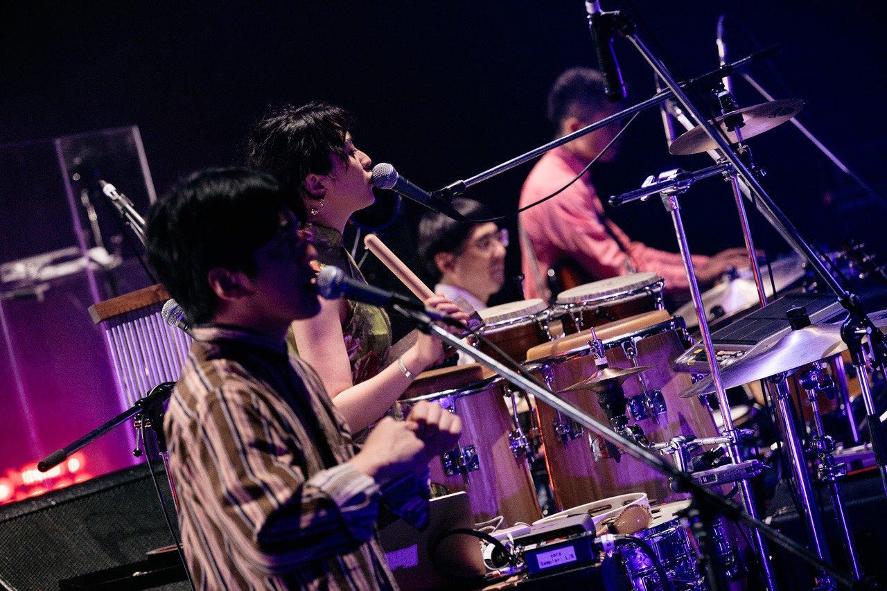 左から古川麦（G, Trumpet, Cho）、角銅真実（Perc, Cho）。（撮影：三浦知也）