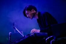 荒内佑（Key, Sampler）（撮影：三浦知也）