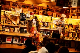 EGO-WRAPPIN'、優しい歌で夢の世界へ誘った「Dream Baby Dream」パジャマライブ