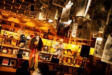 EGO-WRAPPIN'のパジャマライブの様子。（撮影：藤井拓）