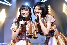 左から新井ひとみ、庄司芽生。